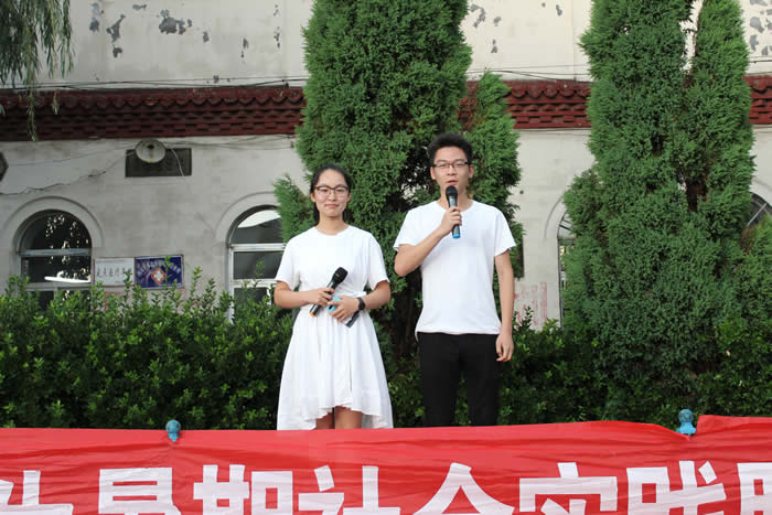 新葡的京集团3512vip官网暑期社会实践团在阳泉市北杨家庄村慰问演出.jpg 新葡的京集团3512vip官网暑期社会实践团在阳泉市北杨家庄村慰问演出.jpg